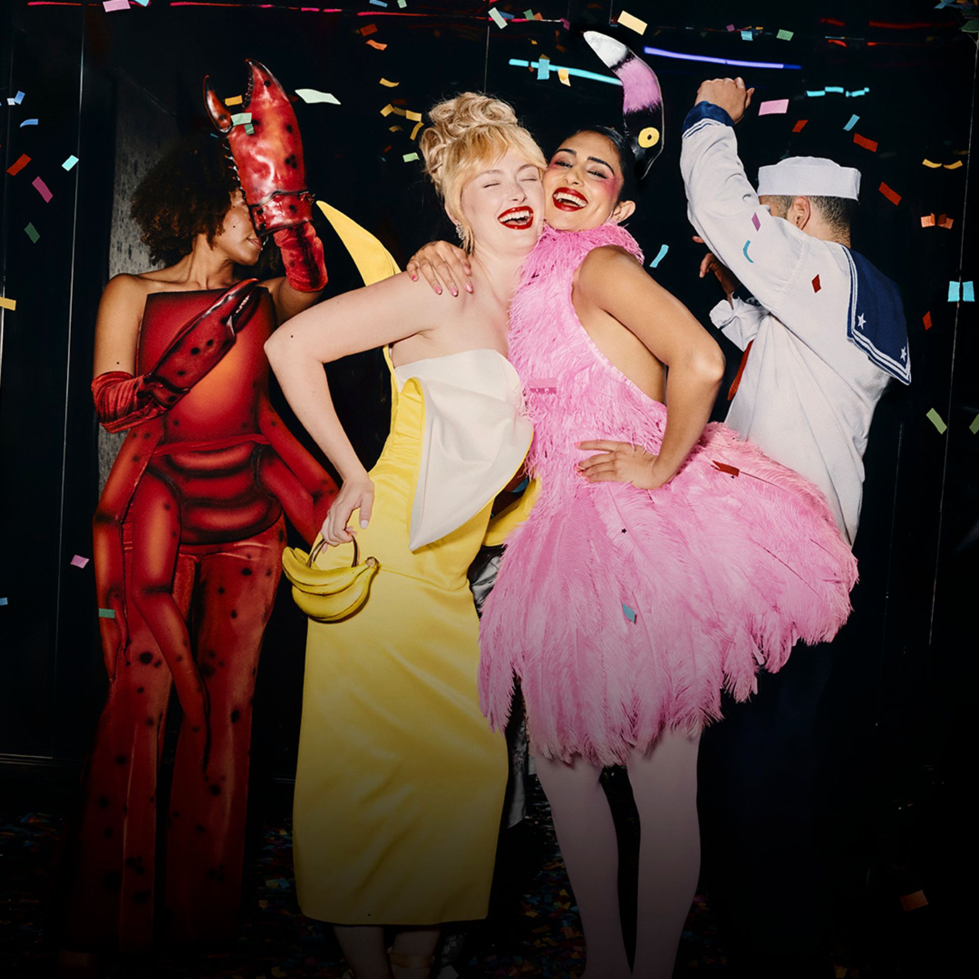 Personnes costumées dansant lors d’une fête animée