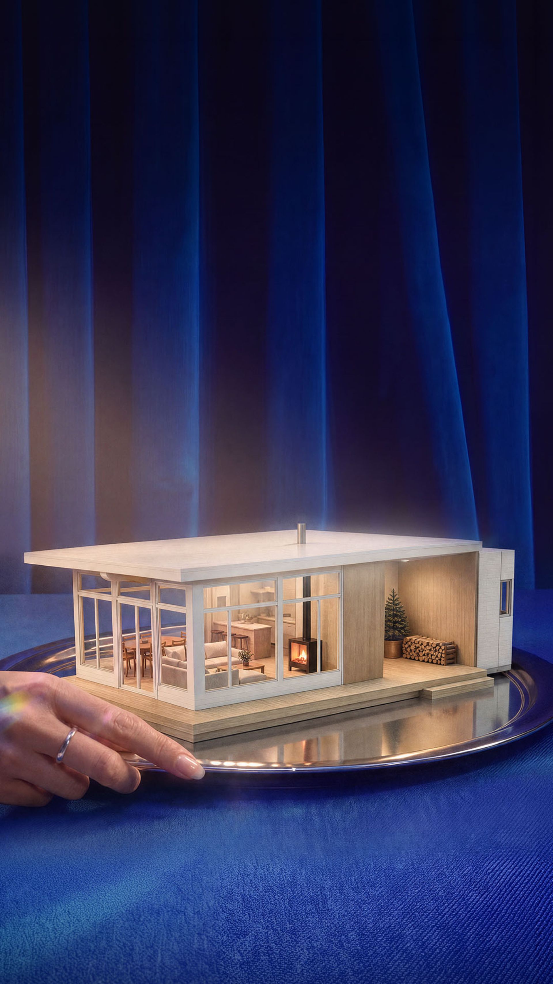 Une micromaison posée sur un plateau argent, le tout sur un fond bleu.